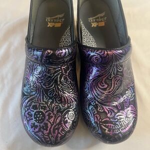 Dansko Women's XP 2.0 Clog in Engraved Floral Patent Leather Finish